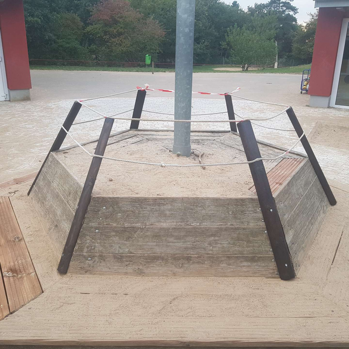 Holzbank mit Pfeiler in der Mitte