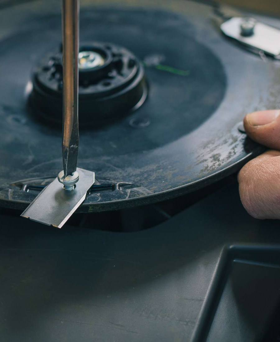 Wartung eines Mähroboters