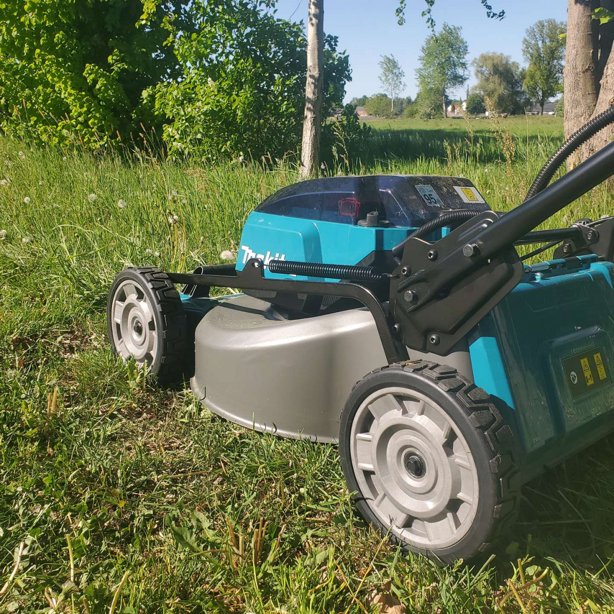 Rasenmäher auf Rasen