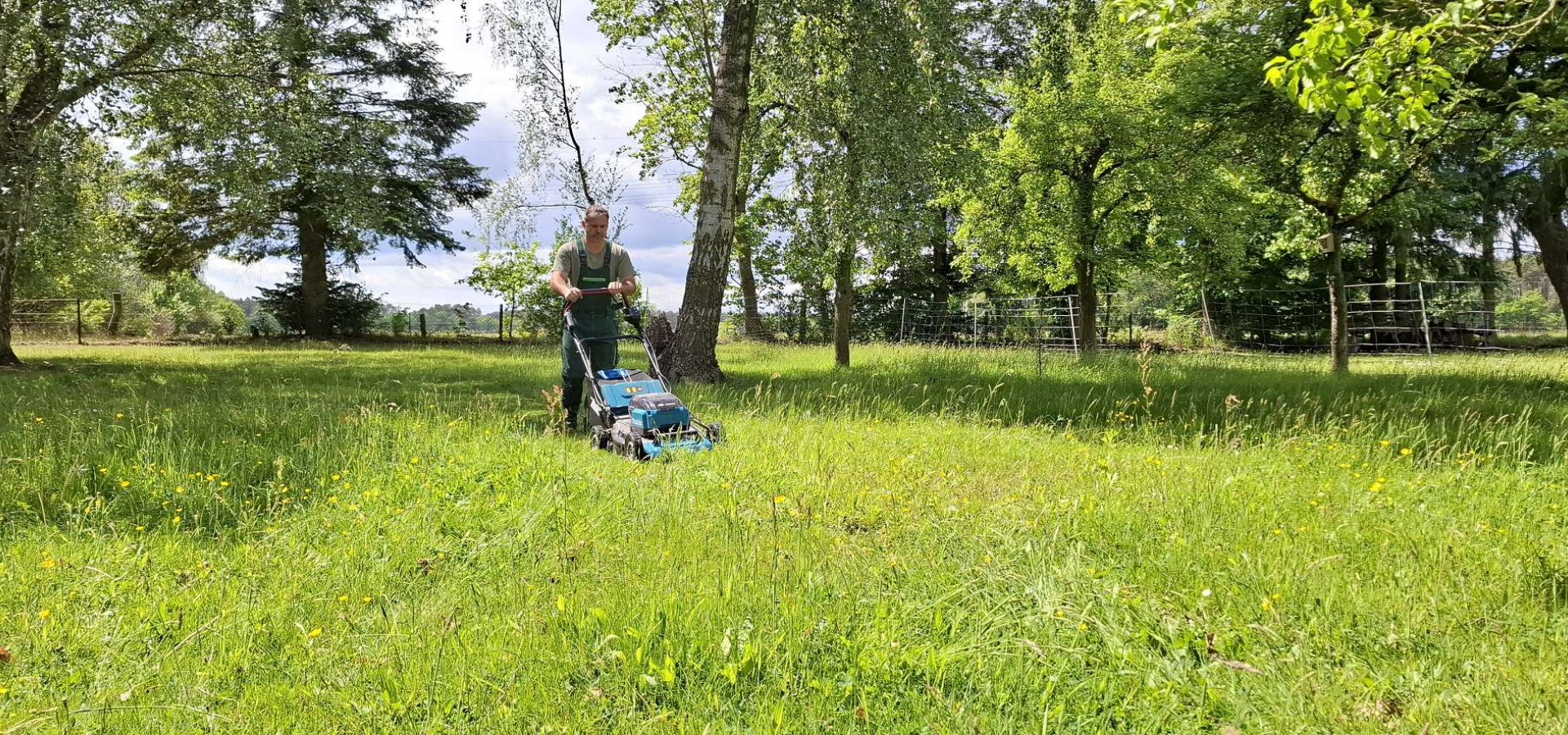 Markus Stangel mäht Rasen