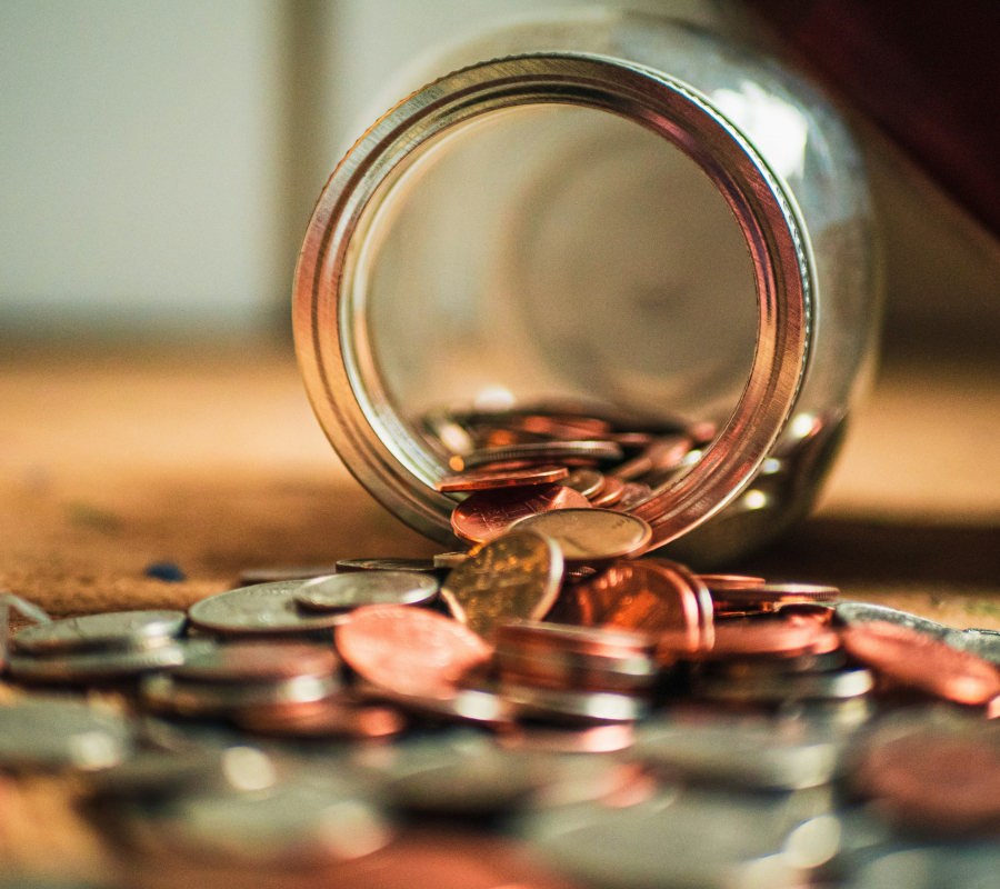 Glas gekippt mit Geld